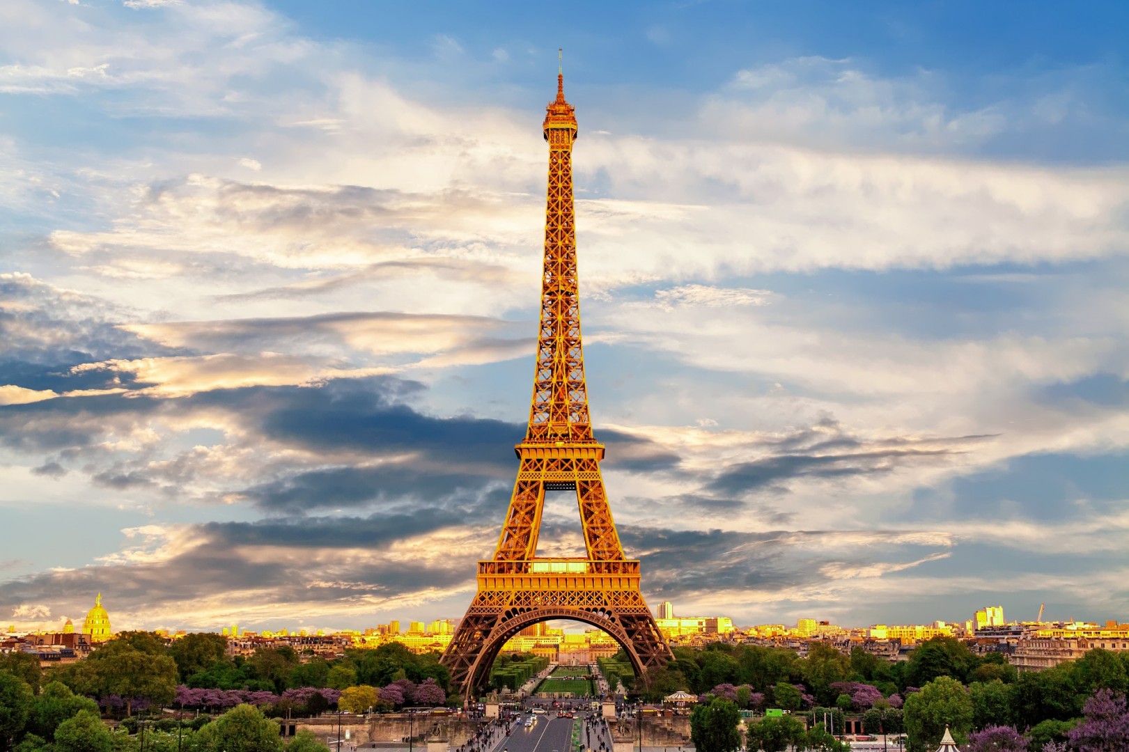 Paryż to jedno z najpiękniejszych miast. Walutę najlepiej wymienić w kantorze internetowym.